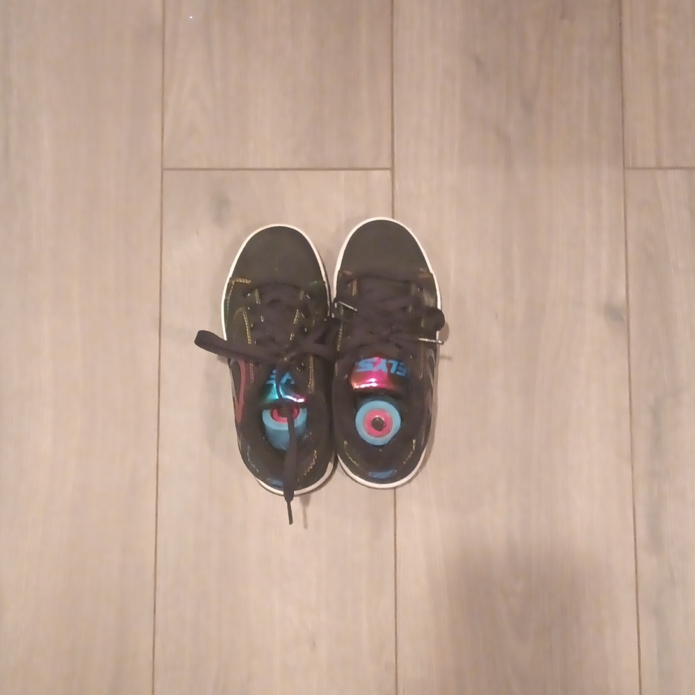 Youth Heelys with wheels